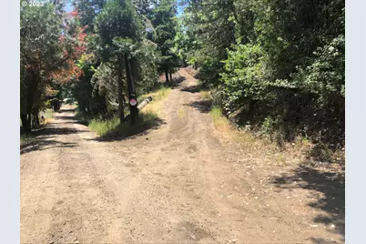 1758 SE Strong Ave, Roseburg, OR 97470 - Photo 2