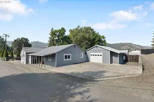 122 Grassy Ln, Roseburg, OR 97470 - Photo 2
