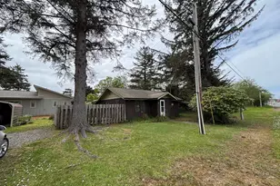 330 10th St, Bandon, OR 97411 - Photo 14