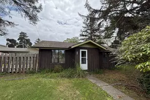 330 10th St, Bandon, OR 97411 - Photo 12