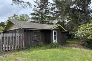 330 10th St, Bandon, OR 97411 - Photo 2