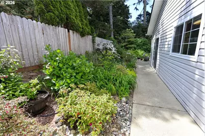 1077 Pirates Ct, Coos Bay, OR 97420 - Photo 8
