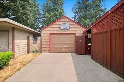 1102 NE 106th Ave, Portland, OR 97220 - Photo 4