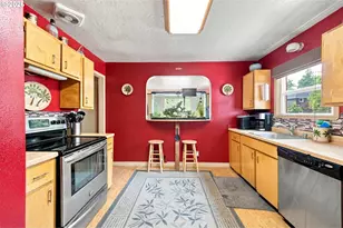 1102 NE 106th Ave, Portland, OR 97220 - Photo 12