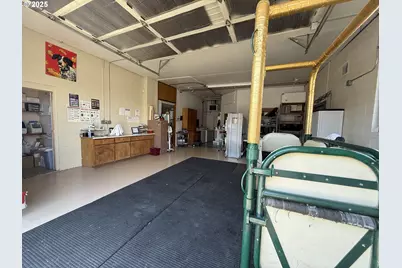 204 NE 1st St, Oakland, OR 97462 - Photo 8