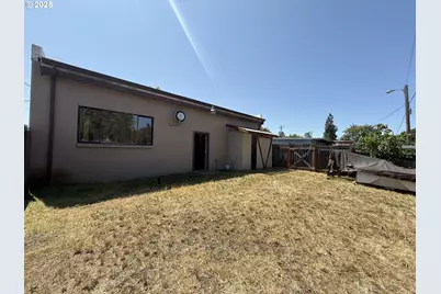 204 NE 1st St, Oakland, OR 97462 - Photo 24