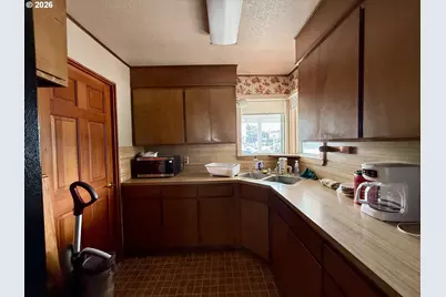2091 Broadway Ave, North Bend, OR 97459 - Photo 12