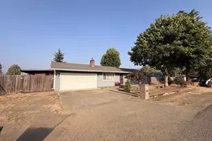 226 Johnson St, Sutherlin, OR 97479 - Photo 2