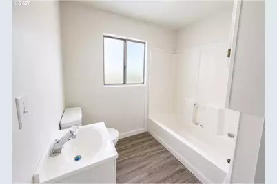 932 SW Swift Ave, Mill City, OR 97360 - Photo 10
