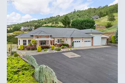 227 Darley Dr, Roseburg, OR 97471 - Photo 1