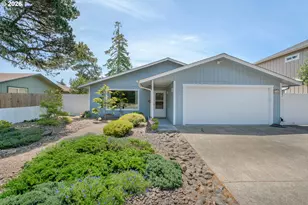 1142 9th St, Florence, OR 97439 - Photo 2