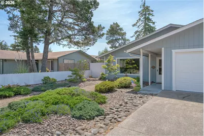 1142 9th St, Florence, OR 97439 - Photo 4