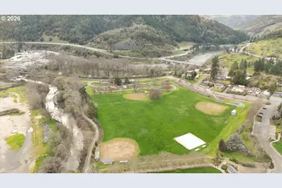 195 SE Mill St, Myrtle Creek, OR 97457 - Photo 12