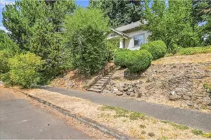 2113 N Sumner St, Portland, OR 97217 - Photo 2