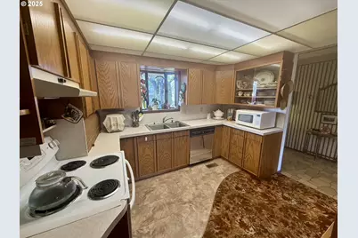 159 NE Lombardy Dr, Roseburg, OR 97470 - Photo 8