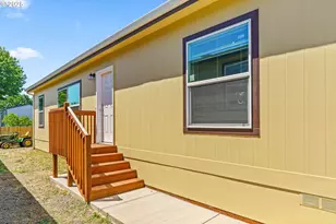 1025 S 6th St, Harrisburg, OR 97446 - Photo 2