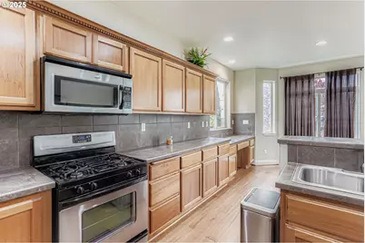 21533 SW Susan Ln, Beaverton, OR 97003 - Photo 12