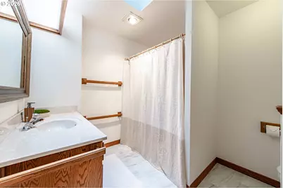 441 W D St, Springfield, OR 97477 - Photo 38