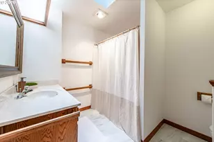 441 W D St, Springfield, OR 97477 - Photo 38