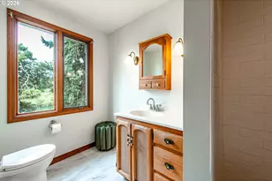 441 W D St, Springfield, OR 97477 - Photo 32