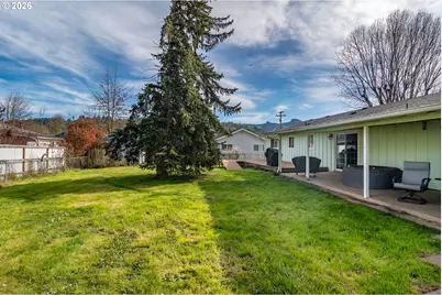 266 Sherwood Dr, Sutherlin, OR 97479 - Photo 8