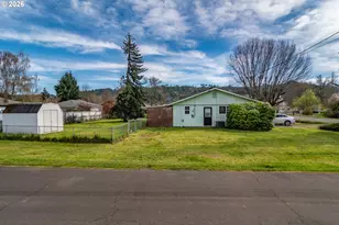 266 Sherwood Dr, Sutherlin, OR 97479 - Photo 4