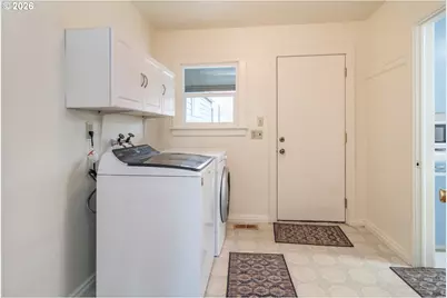 470 W Third Ave, Sutherlin, OR 97479 - Photo 6