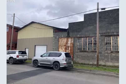 330 S 10th St, Cottage Grove, OR 97424 - Photo 2