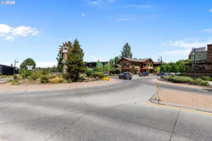 2563 NW Crossing Dr, Bend, OR 97703 - Photo 34