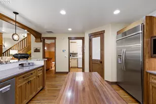2563 NW Crossing Dr, Bend, OR 97703 - Photo 18