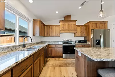 1876 SW Mistybrook Dr, Grants Pass, OR 97527 - Photo 4