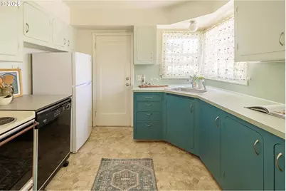 2530 SW Nevada Ct, Portland, OR 97219 - Photo 10