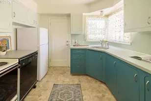 2530 SW Nevada Ct, Portland, OR 97219 - Photo 10