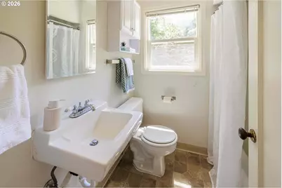 2530 SW Nevada Ct, Portland, OR 97219 - Photo 18