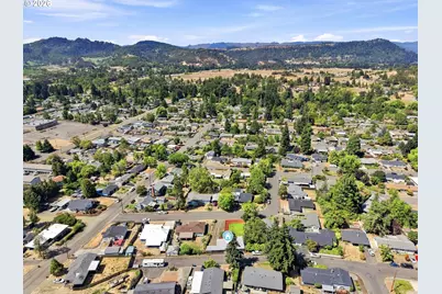 425 W Elm St, Roseburg, OR 97471 - Photo 34