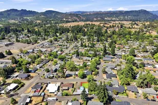 425 W Elm St, Roseburg, OR 97471 - Photo 34