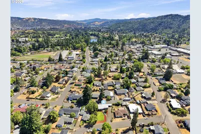 425 W Elm St, Roseburg, OR 97471 - Photo 36