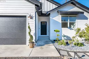 176 Wake Robin Ln, Longview, WA 98632 - Photo 2