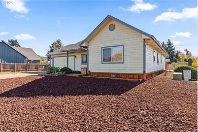 18 Village Dr, Creswell, OR 97426 - Photo 2