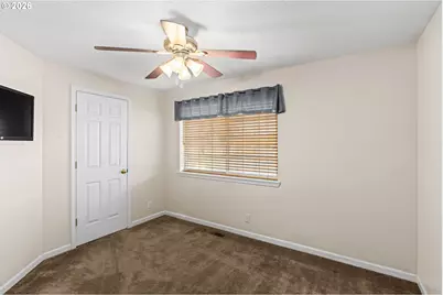 18 Village Dr, Creswell, OR 97426 - Photo 16