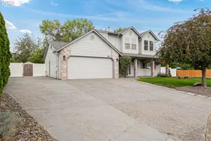 421 SE Davis St, Dallas, OR 97338 - Photo 2