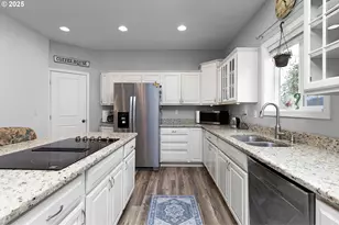 860 NE Ventura St, Roseburg, OR 97470 - Photo 12