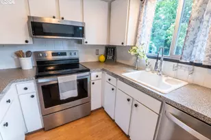 1827 NE Multnomah St, Portland, OR 97232 - Photo 12