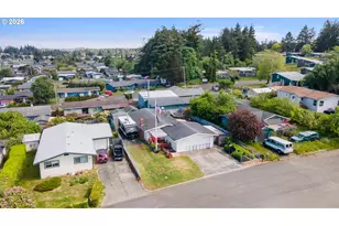 1070 Arago Ave, Coos Bay, OR 97420 - Photo 2