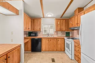 1400 Candlelight Dr, Eugene, OR 97402 - Photo 8