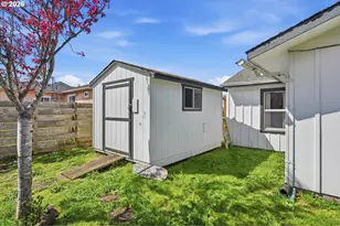 1621 Grant St, North Bend, OR 97459 - Photo 34