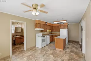 1621 Grant St, North Bend, OR 97459 - Photo 10