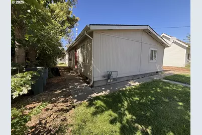 1404 N Cherry St, La Grande, OR 97850 - Photo 2