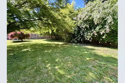 345 E Rosewood Ave, Eugene, OR 97404 - Photo 28