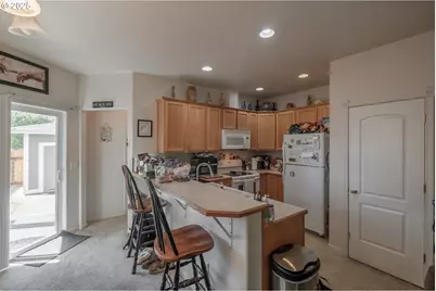 1036 9th St, Florence, OR 97439 - Photo 14